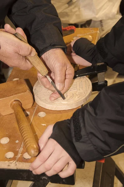 Großvater Bringt Seinem Enkel Holzschnitzerei Bei — Stockfoto