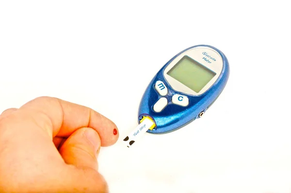 糖尿病患者は 白を超えて血糖値を検査する — ストック写真
