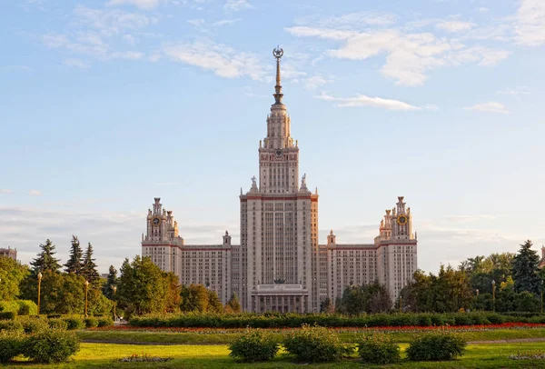 Moskiewskim Uniwersytecie Państwowym Moskiewskim Budynku Słoneczny Dzień — Zdjęcie stockowe