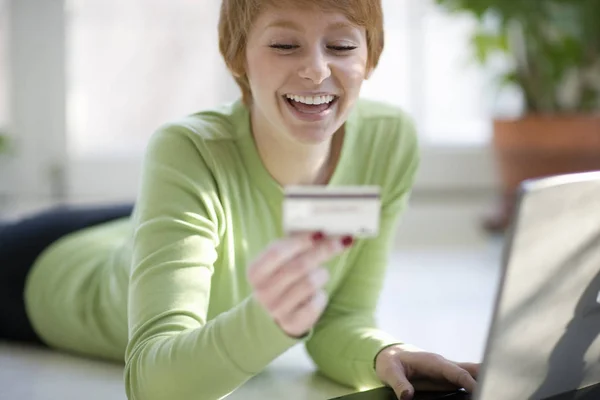 Lächelnde Junge Frau Beim Online Shopping Mit Kreditkarte Und Laptop — Stockfoto