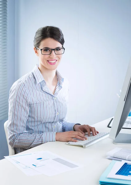 Young Office Worker Smiling Typing Keyboard Office — Stock Photo, Image