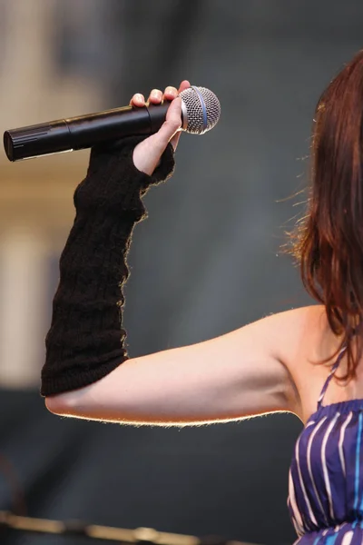 Mujer Cantando Escenario Con Micrófono — Foto de Stock