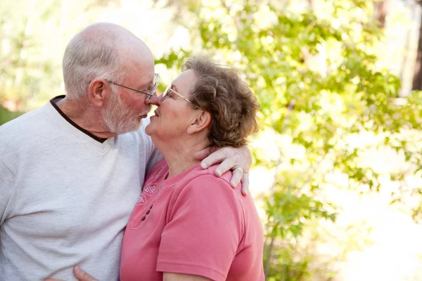 Miłości Para Starszych Korzystających Zewnątrz Razem — Zdjęcie stockowe