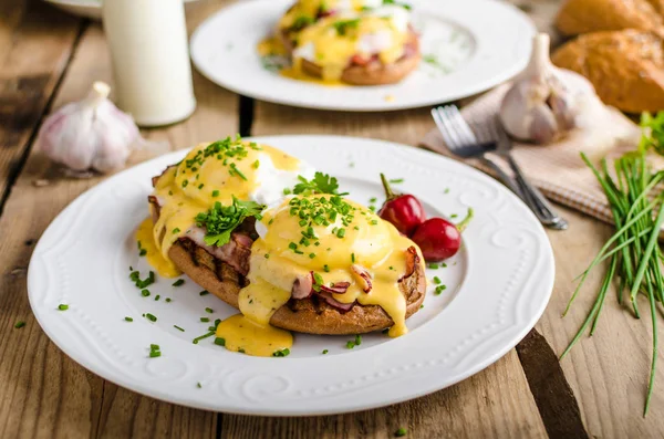 Uova Benedetto Con Insalata Latte Erbe Fresche — Foto Stock