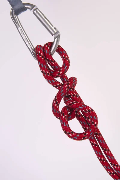 Ein Roter Strickknoten Auf Einem Karabiner — Stockfoto