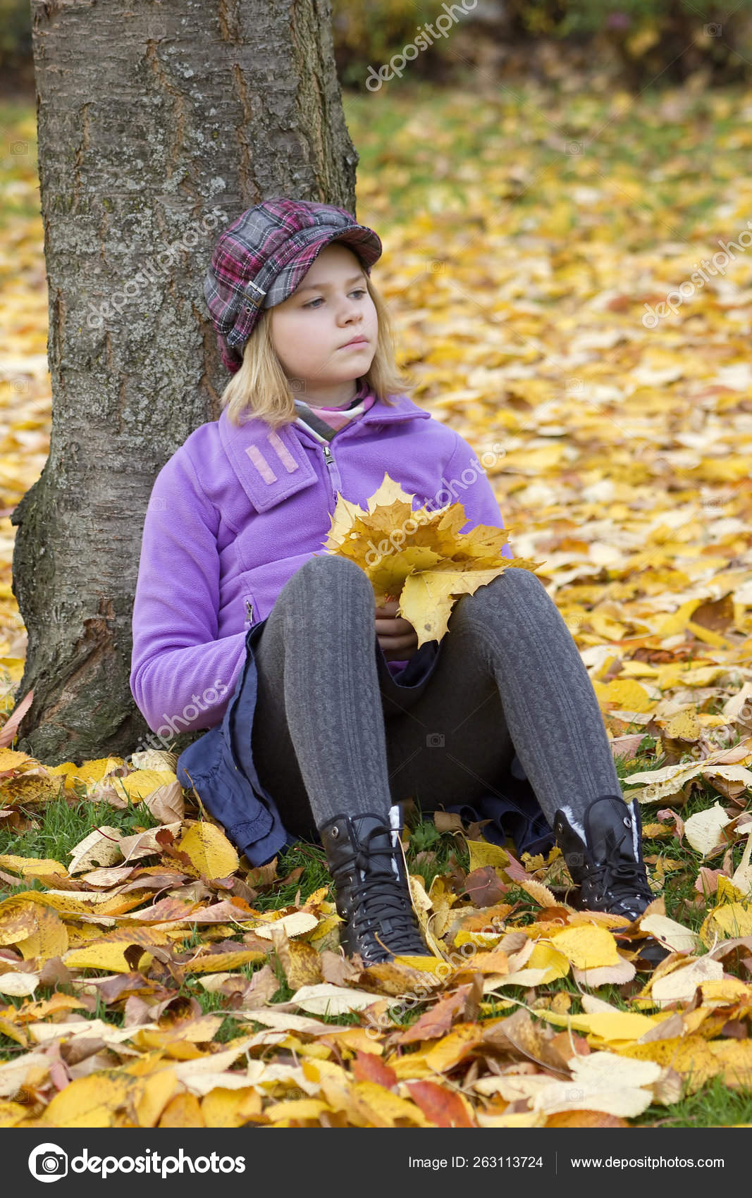 Portrait Complet Une Petite Fille Assise Sous Arbre Dans Parc Image Libre De Droit Par Yayimages C Portrait Complet Une Petite Fille Assise Sous Arbre Dans Parc Image Libre De Droit Par Yayimages C
