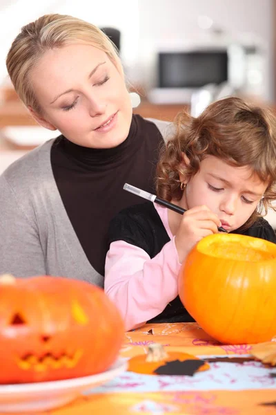 Menina Esculpindo Abóbora Para Halloween — Fotografia de Stock