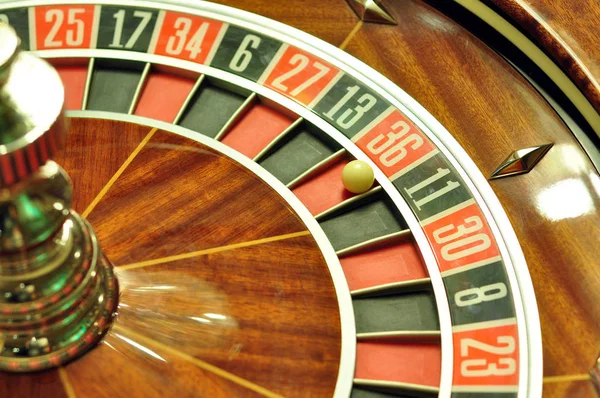 Numarada Topu Ile Bir Casino Rulet Tekerleği Ile Görüntü — Stok fotoğraf