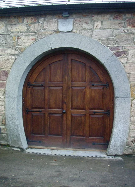 石垣の大きな丸いドア — ストック写真