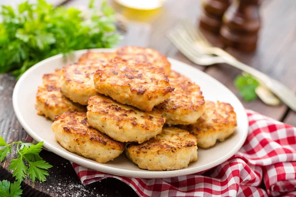 Vista Cerca Deliciosos Cutlets Plato Mesa —  Fotos de Stock