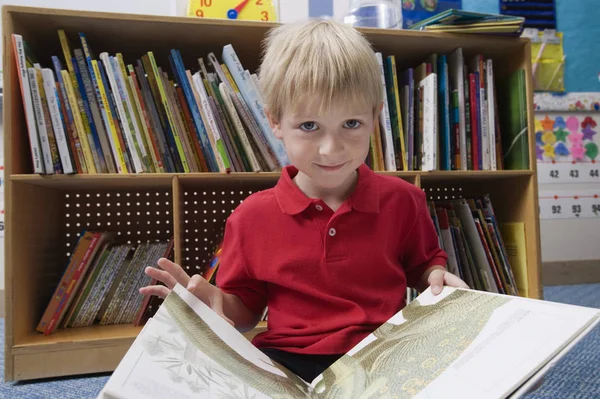 Kleiner Junge Liest Bilderbuch — Stockfoto