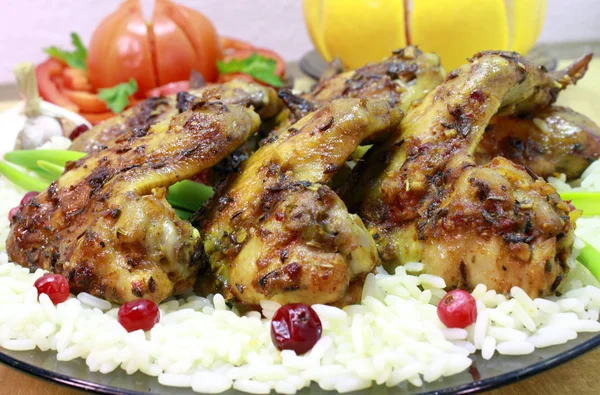 Gebratene Chicken Wings Mit Reis Und Preiselbeeren — Stockfoto