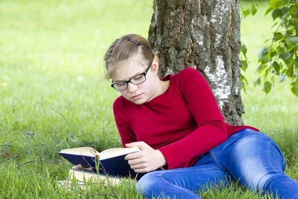 Junges Mädchen Liest Buch Park Einem Frühlingstag — Stockfoto