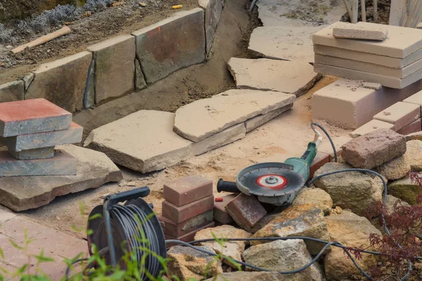 Homem Corte Lajes Pedra Laje Concreto Com Moedor Elétrico — Fotografia de Stock