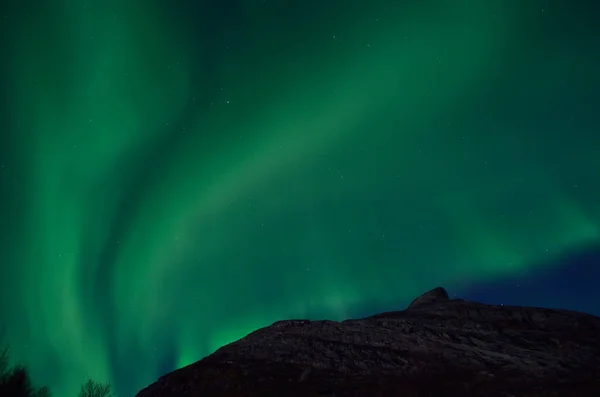 Τεράστιο Βόρειο Σέλας Χορεύοντας Στο Νυχτερινό Ουρανό Πάνω Από Βουνό — Φωτογραφία Αρχείου