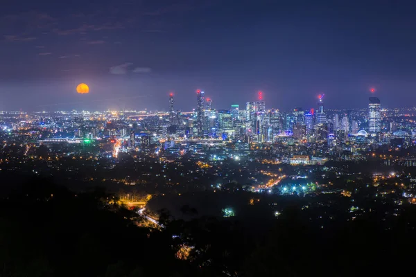 Widok Brisbane Otaczające Peryferie Mount Coot Tha Nocy Queensland Australia — Zdjęcie stockowe