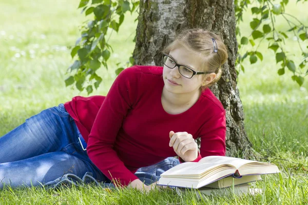 Junges Mädchen Liest Buch Park Einem Frühlingstag — Stockfoto