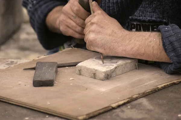 Mann Arbeitet Mit Der Hand Einem Stück Marmor — Stockfoto