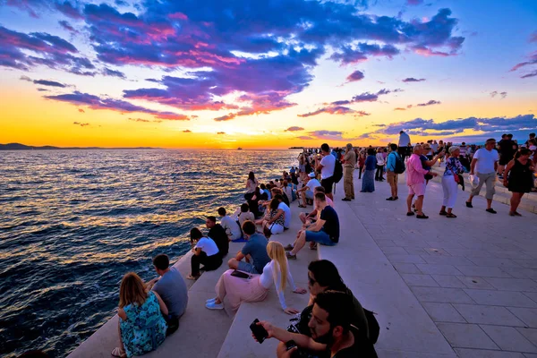 Zadar Chorwacja Lipca 2017 Niezidentyfikowanych Ludzi Zadar Narządów Morze Zachodzie — Zdjęcie stockowe