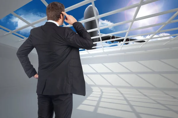 Denkender Geschäftsmann Kratzt Kopf Gegen Flugzeug Das Über Fenster Fliegt — Stockfoto
