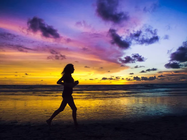 Une Vue Silhouette Fille Mince Courir Pour Marathon Sur Plage — Photo