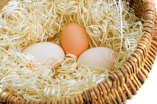 Três Ovos Frescos Uma Cesta Com Uma Palha — Fotografia de Stock