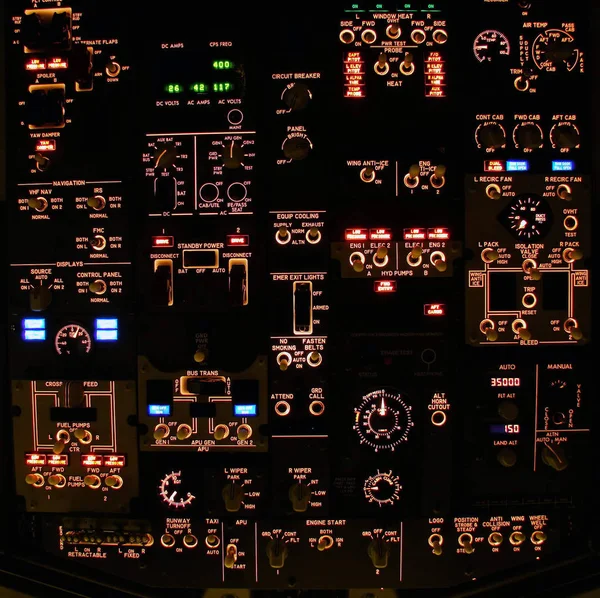夜间现代客机的顶控面板 波音737 800下一代 — 图库照片