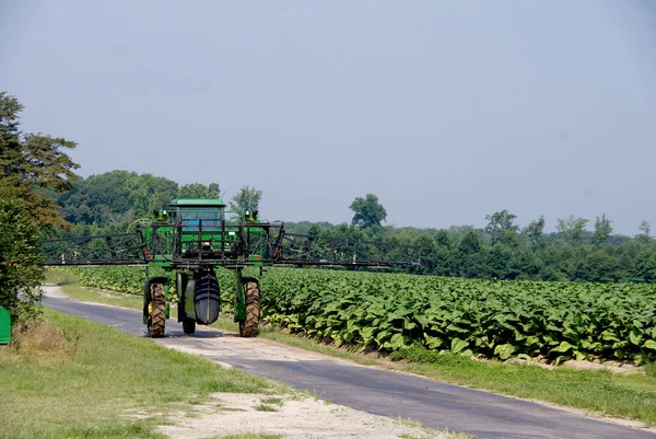Egy Nagy Kereskedelmi Növénytermesztés Permetezés Mezőgazdasági Traktor — Stock Fotó