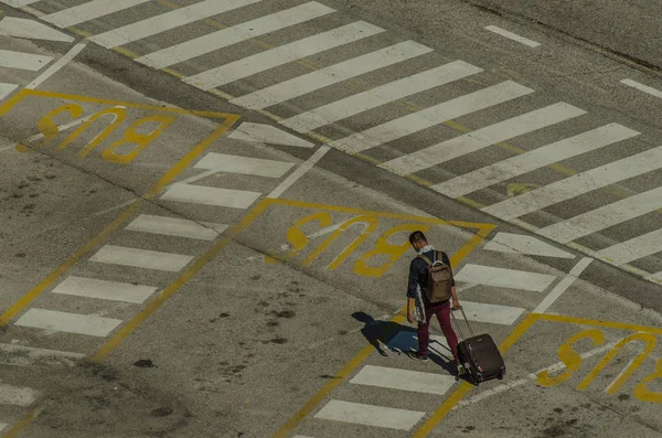 Homem Com Mala Vai Cima Vista — Fotografia de Stock