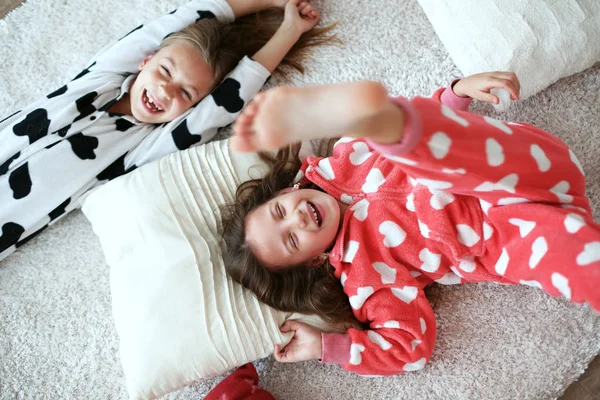 ソフト暖かいパジャマで家庭で遊ぶ子供たち — ストック写真