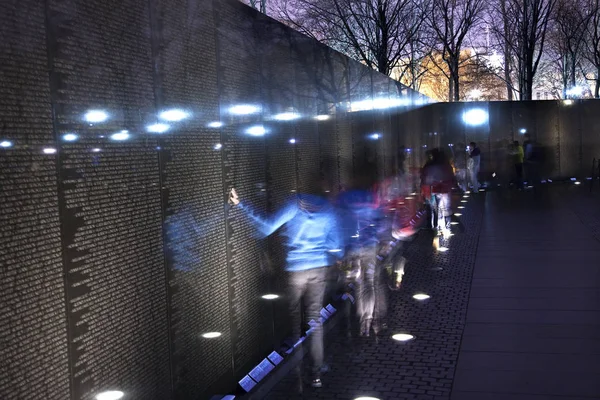 Vietnam Memorial Night Wall Washington Faces Blurred Long Exposure — стоковое фото
