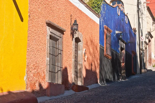 Casas Mexicanas Coloridas Uma Rua Paralelepípedos Íngremes San Miguel Allende — Fotografia de Stock