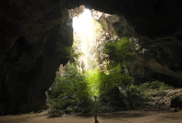 Luz Del Sol Través Agujero Cueva Tailandia — Foto de Stock