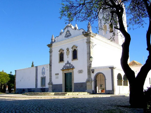 Petite Église Située Faro Portugal Avec Arbre Droite — Photo