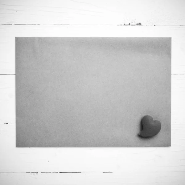 Serce Brązowy Papier Stół Biały Czarno Biały Kolor Stylu — Zdjęcie stockowe