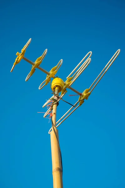 Antenna Televisione Cielo Blu Sfondo — Foto Stock