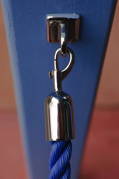 青いロープの端の閉じたフックの縦のイメージ — ストック写真