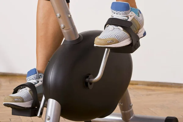 Detalle Imagen Las Piernas Usando Una Bicicleta Fitness Gimnasio — Foto de Stock