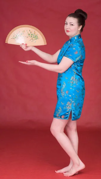 Chica Japonesa Con Ventilador Madera Fondo Rojo — Foto de Stock