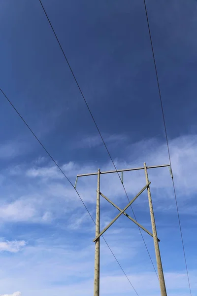 Mavi Gökyüzüne Karşı Yüksek Voltajlı Güç Iletim Hatları — Stok fotoğraf