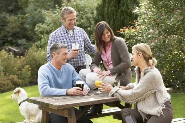 Groupe Amis Plein Air Profiter Boire Dans Jardin Pub — Photo