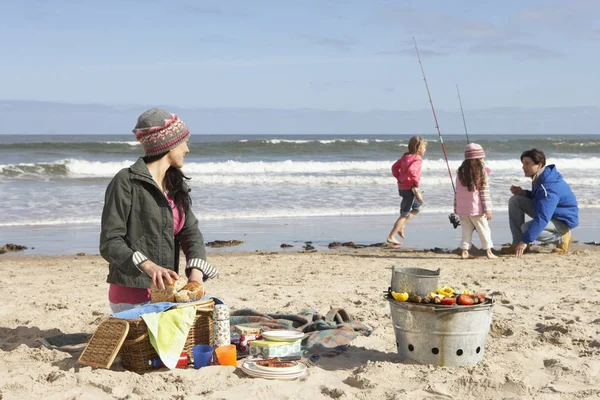 Família Ter Churrasco Praia Inverno — Fotografia de Stock