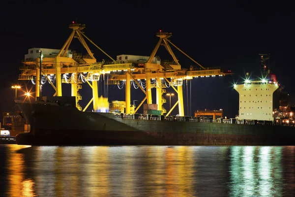 Industriella Container Frakt Lastfartyg Med Arbetar Crane Bridge Varvet Skymningen — Stockfoto