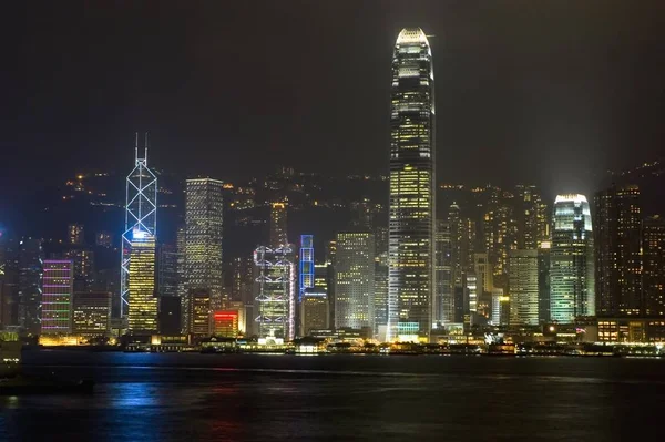 有名なビジネス都市 最高の超高層ビルからの美しいライトと港からの反射と夜景 — ストック写真