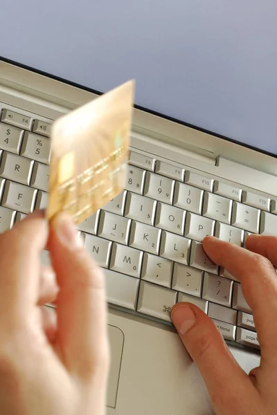 Fechar Mãos Teclado Segurando Cartão Crédito Durante Compras Line Usando — Fotografia de Stock