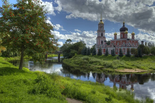 Осенний Пейзаж Старинной Русской Церковью Отражается Реке — стоковое фото