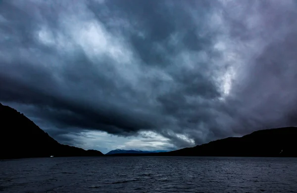 Nuvens Tempestade Dramáticas Sobre Loch Ness Tempo Inverno — Fotografia de Stock