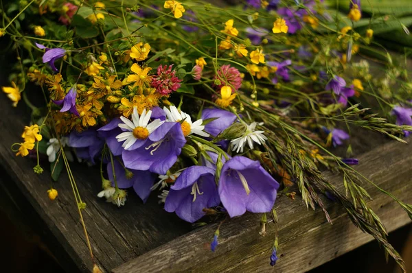 Ramillete Flores Silvestres Sobre Tablas Madera — Foto de Stock