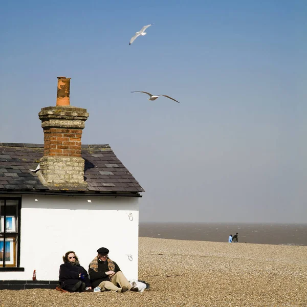 Two People Sheltering Icy Wind Quaint Beach Cottage Aldeburgh Coast — Stock Photo, Image