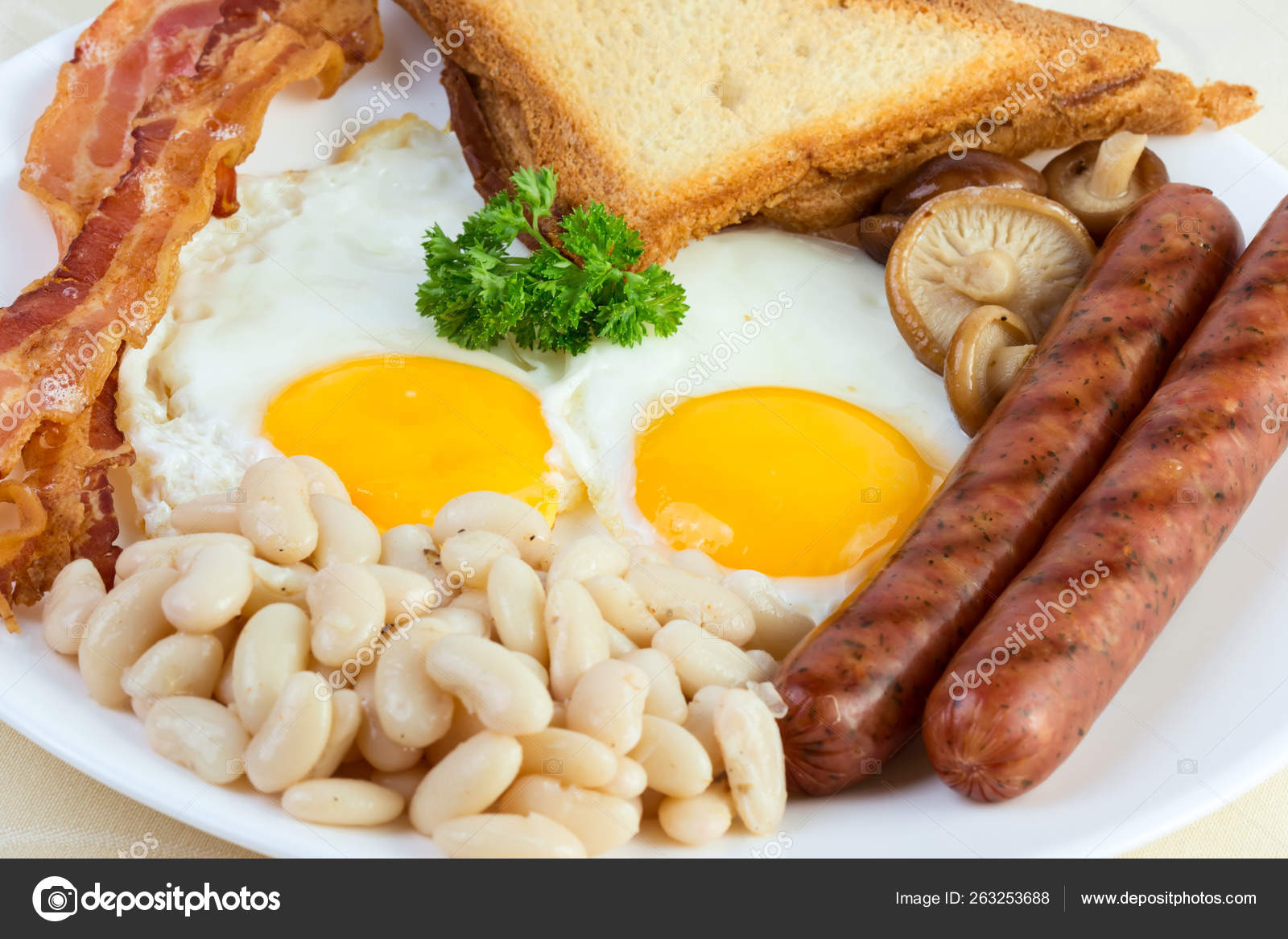 Petit Déjeuner Anglais Œufs Haricots Saucisses Bacon Champignons — Photo éditoriale © YAYImages
